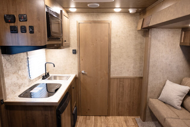 Living Quarters in LYX9SR Legacy Edition Horse Trailer | Lakota Trailers